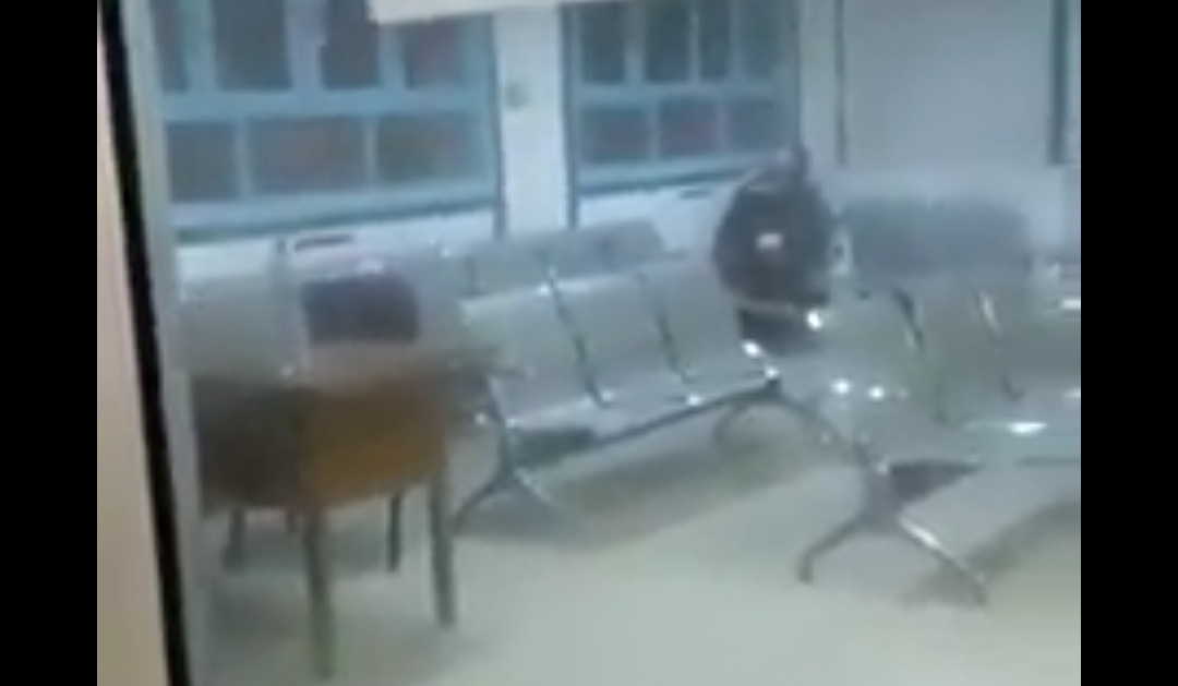 (بالفيديو): مصاب بكورونا يحدث هلع بالمستشفى ويعزل بقسم الإستعجالي.. ماذا يحدث في مستشفيات الجمهورية..!!؟
