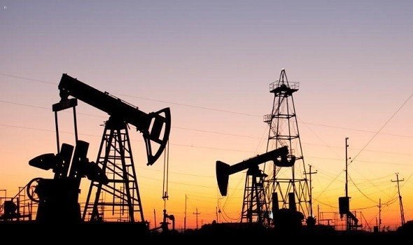 أسعار النفط تتراجع بنحو 1.5%..