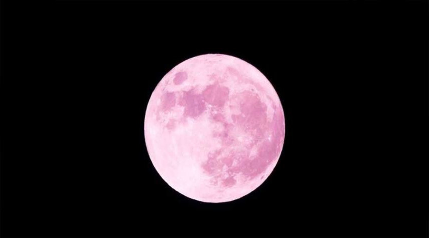 القمر”الوردي العملاق” يزين سماء ليلة الإثنين