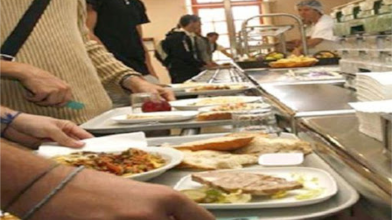 وزيرة التعليم العالي تشارك الطلبة وجبة الإفطار بأحد المطاعم الجامعية