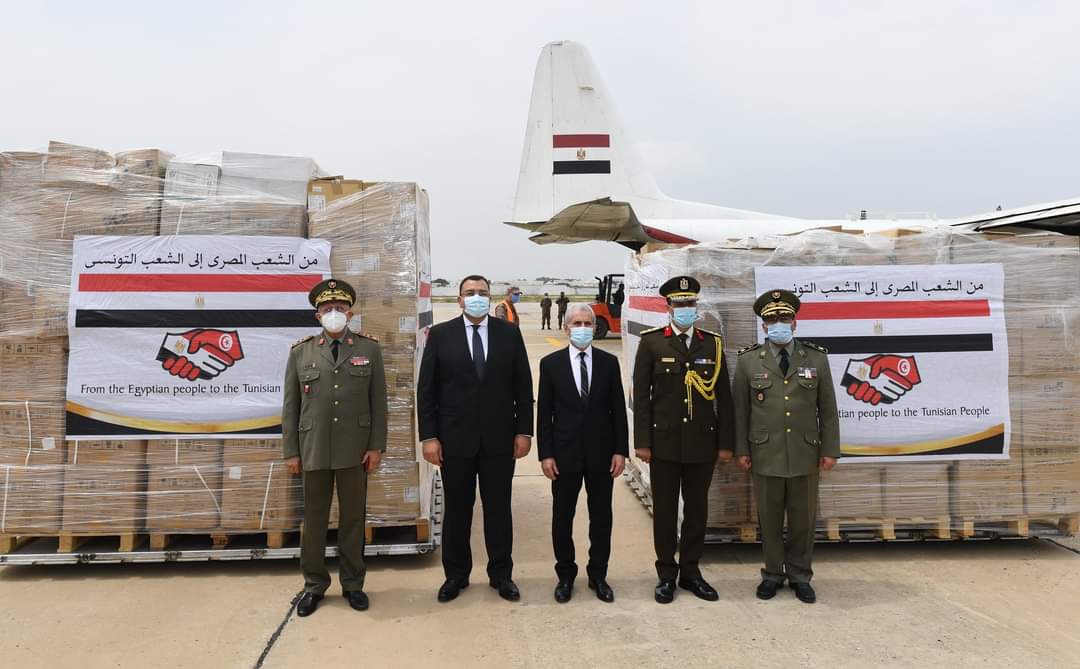 وصول طائرة مصرية محملة بمستلزمات ومساعدات طبية لتونس