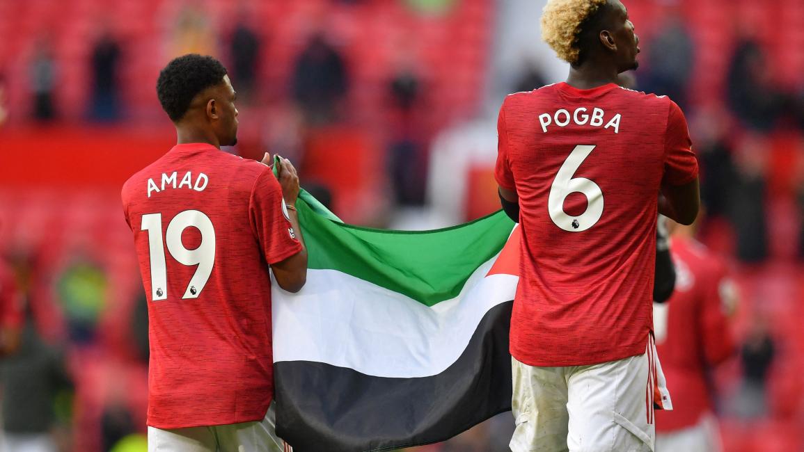 بوغبا لاعب “مانشستر يونايتد” يرفع علم فلسطين…هدية من مشجعة إنكليزية في “أولد ترافود”