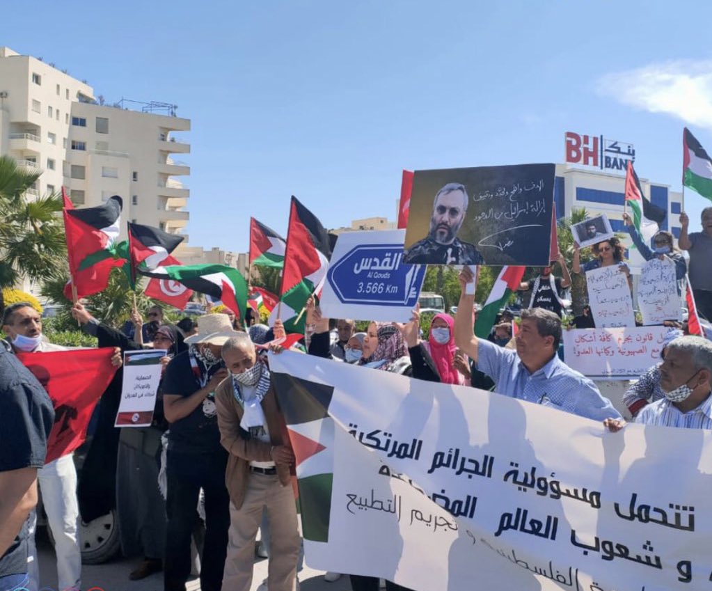 إحتفاء بانتصار المقاومة الفلسطينية: تظاهرة احتفالية أمام السفارة الأمريكية