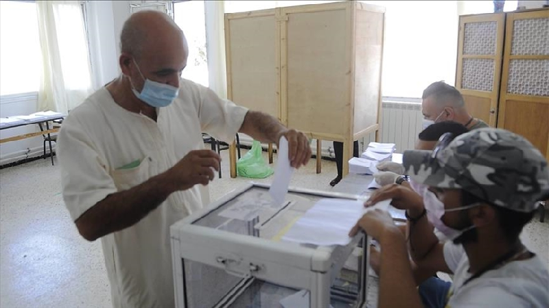 الإنتخابات التشريعية الجزائرية: جبهة التحرير تفوز بأغلب المقاعد ونسبة مقاطعة “قياسية”