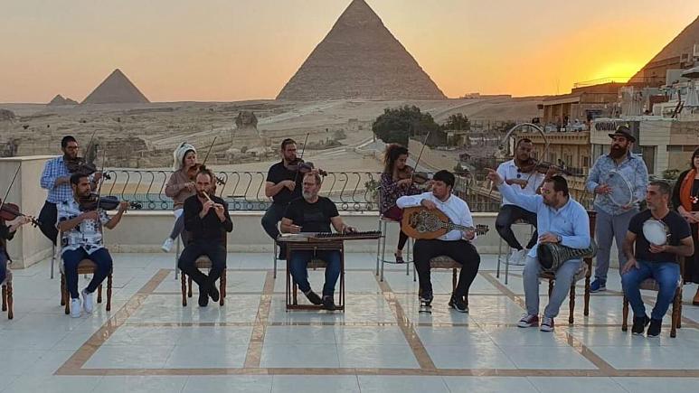 للمرة الأولى منذ 40 سنة: حفل موسيقي لأوركسترا اسرائيلية بالأهرامات المصرية…وموجة تنديد واسعة