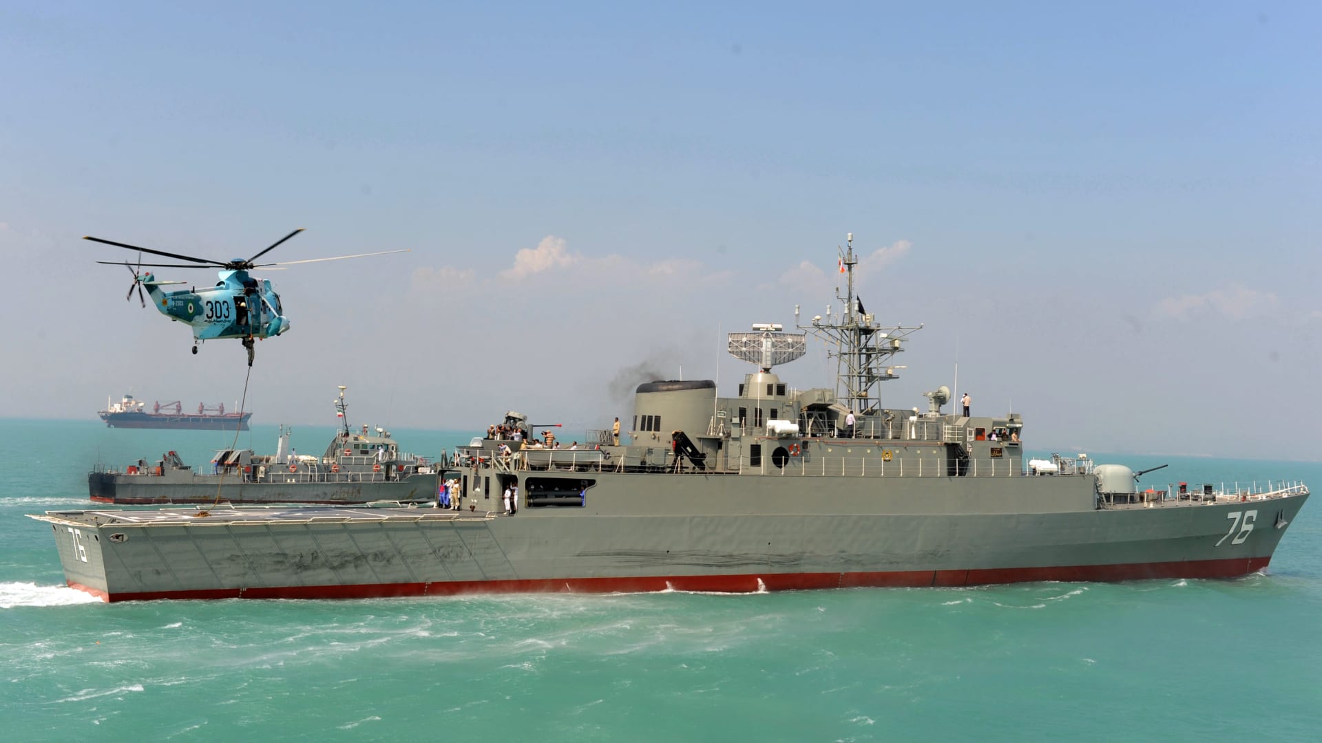 البحرية الإيرانية تحتجز زورقين مُسيرين أمريكيين في البحر الأحمر لعدة ساعات