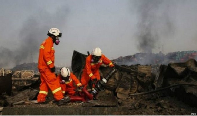 نشوب حريق هائل في ناطحة سحاب وسط الصين