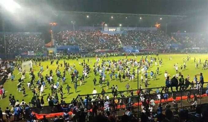 إندونيسيا تشكل فريقا للتحقيق في كارثة التدافع بمباراة كرة قدم