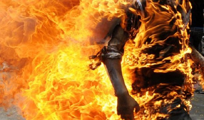 شاب يضرم النار في جسده بمقر أمني بطبربة..#خبر_عاجل