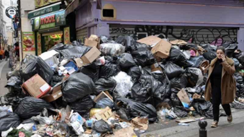 فرنسا: باريس تغرق في النفايات