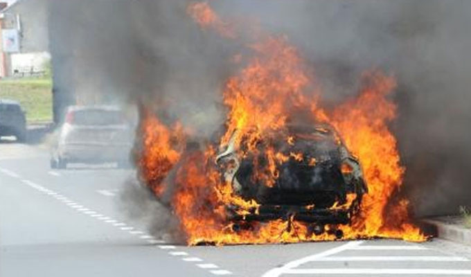 المرسى: يُضرمون النار في سيارة راسية ثمّ يلوذون بالفرار..